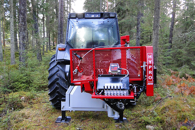 Tractor-forest-processor-Hypro-300-02-most-group.jpg