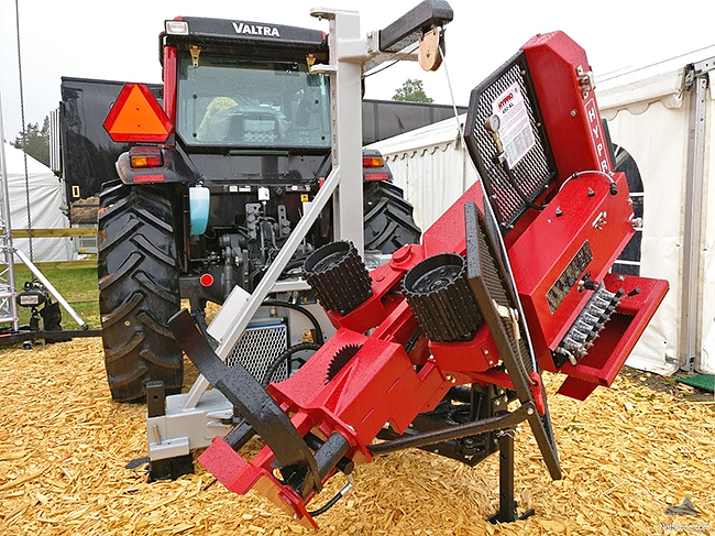 Tractor-forest-processor-Hypro-450-XL-22-most-group.jpg